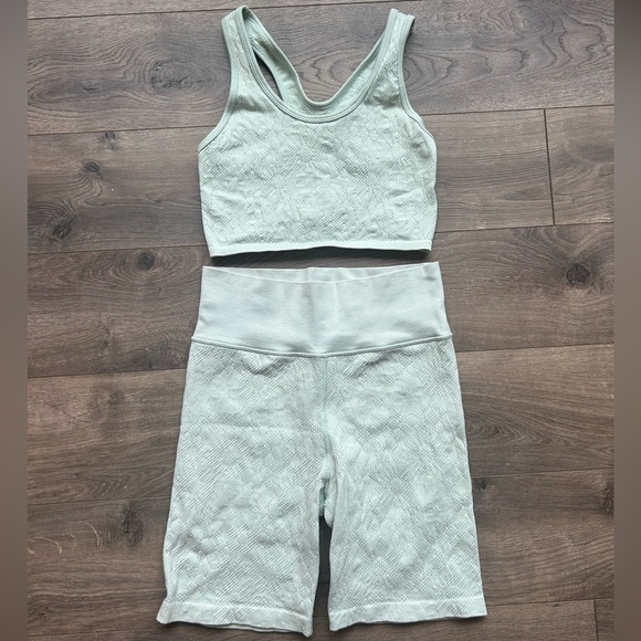 Offline by Aerie mint floral textured workout set 7” inseam size small - Picture 1 of 4